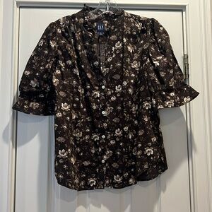 Beautiful v neck top.